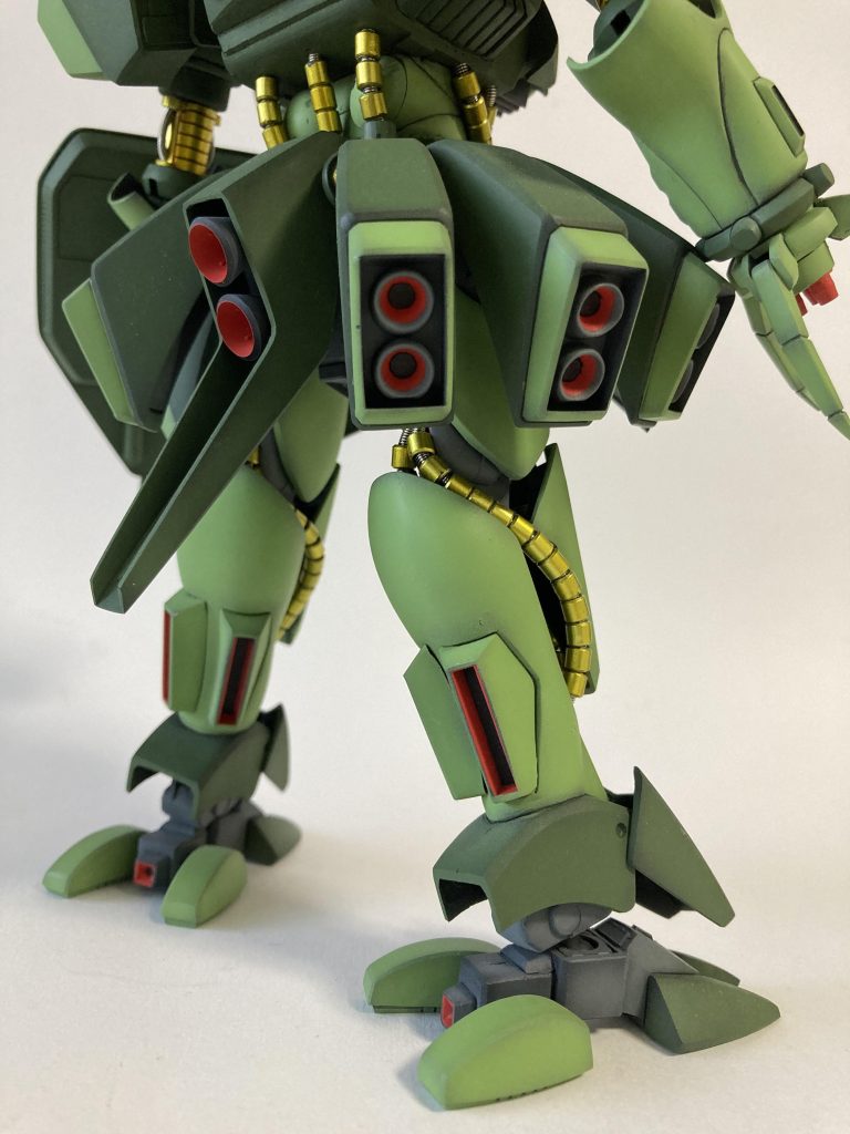 足首のメカパーツはサザビーです靴パーツはキットのままだと大きい感じだったので、大部分を作り直しています。