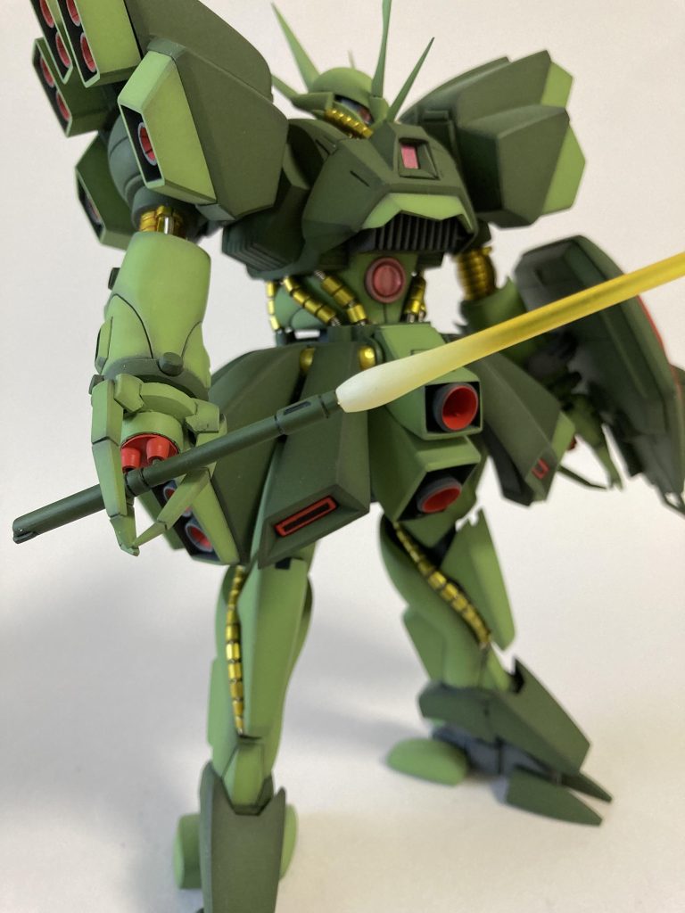 グラデーション塗装のビームサーベル3本爪でサーベル基部が掴めないので、真鍮線で掌のビーム射出口に繋いで持たせます