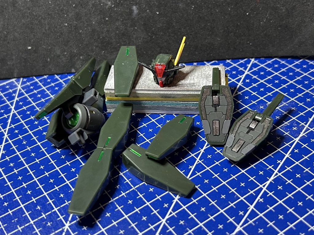 今回、割と上手にできた部分です。GNドライブはシルバーとクリアグリーン足裏は、デザインがキレイだったので、何度も塗り直してやっとできた意外と力作です。