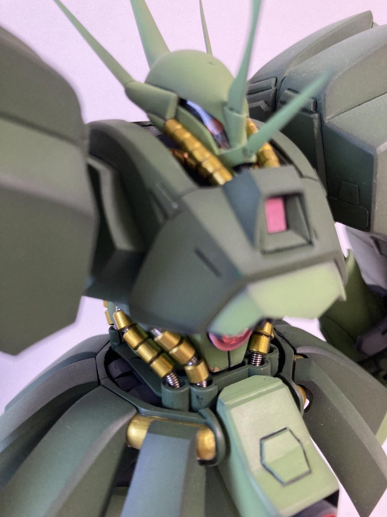 頭部内部メカはサザビーを流用。透明のモノアイカバーは塩ビ板をヒートプレスして作成しました。