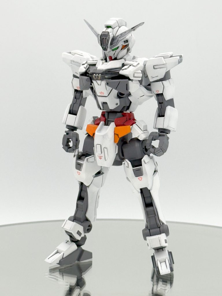 ▲スコアガンダムまず核となるコアガンダムから水星仕様に。プラネッツシステム接続用の腕やつま先といった部位は残しつつ、頭部や外装をキャリバーンの物と差し替えています。