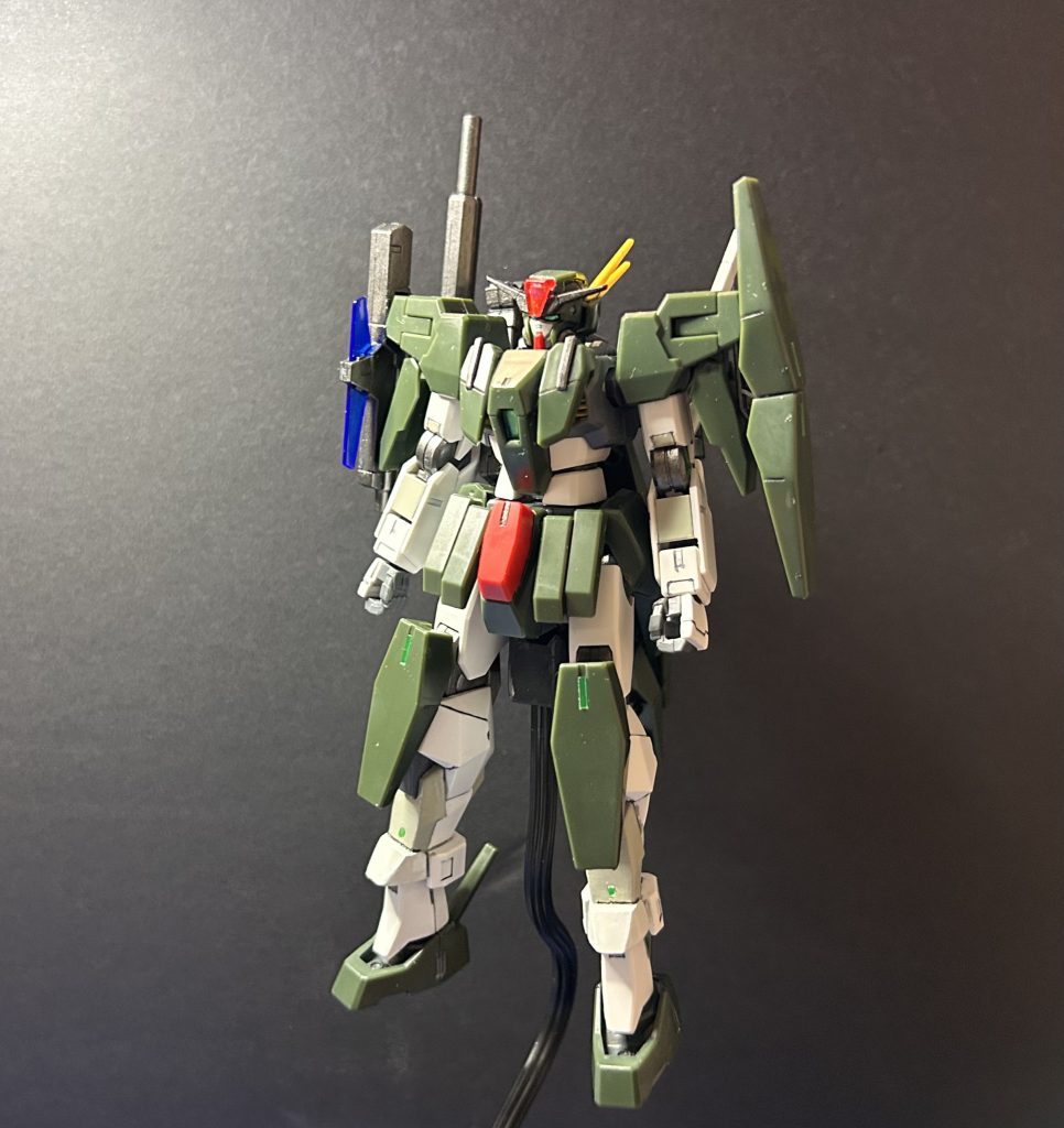 GNビームライフルⅡのクリア部品は説明書に記載されているクリアブルー100%で塗ってしまいめちゃくちゃ濃くなってしましました😭ちゃんと塗装見本を見ながら塗れば良かったです