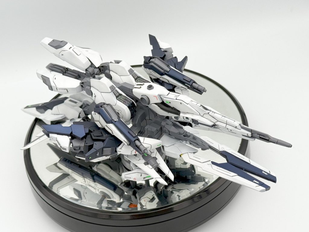 ▲ウラヌス・GUNDアーマー外装に主砲、フライトユニットやら何やらが一体化し、モビルアーマーのような重厚感になってしまったウラヌスアーマー。深く考えずともくっ付けてしまえる辺り、プラネッツシステムの優秀さが実感できます。