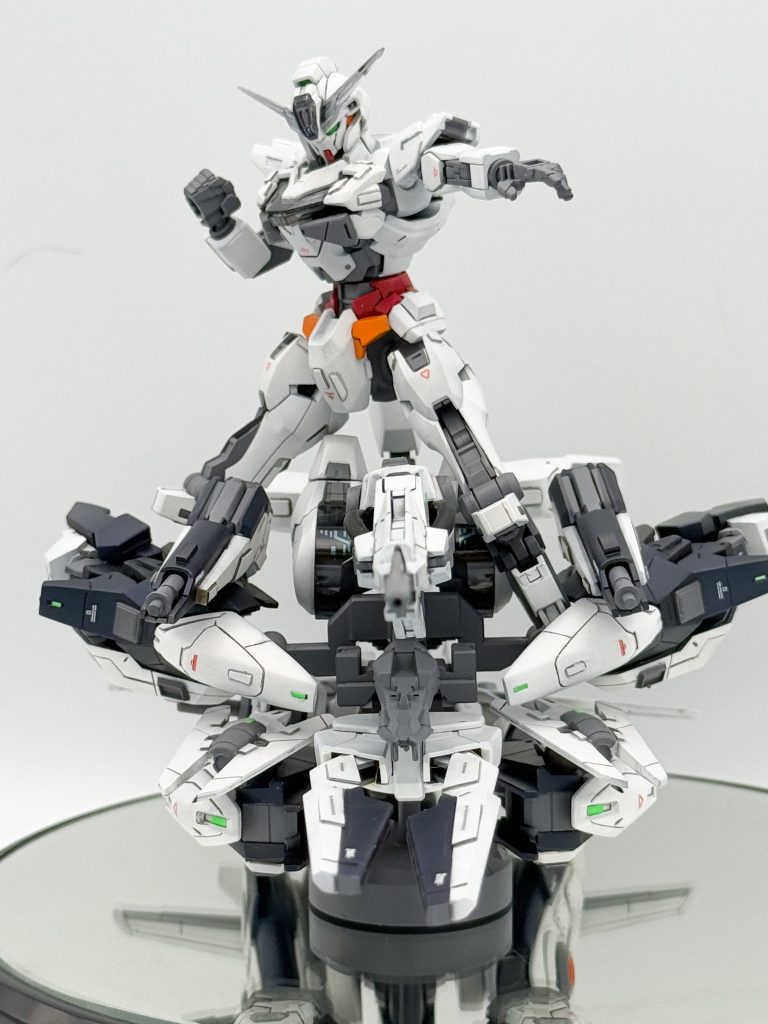 ▲サブフライトシステム状態……と言えるのでしょうか、過剰すぎる武装の塊の上にただ乗っかっているだけに見えますが、一応そういう使い方も。