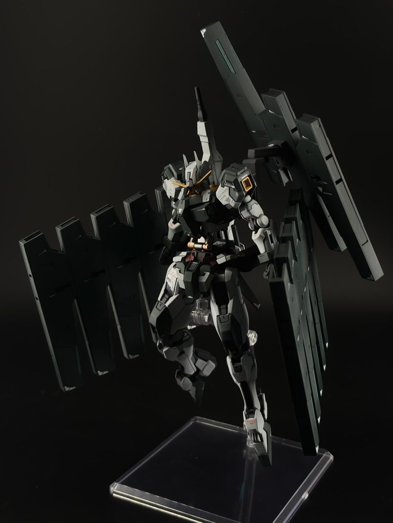 腕部と脚部はキャリバーンを使用ホルスタービットは通常の腰部に加え、最終決戦仕様を使いフィンファンネル風に懸架胸部はプラバンでボリュームアップ配色でサバーニャ感を出したつもりです。