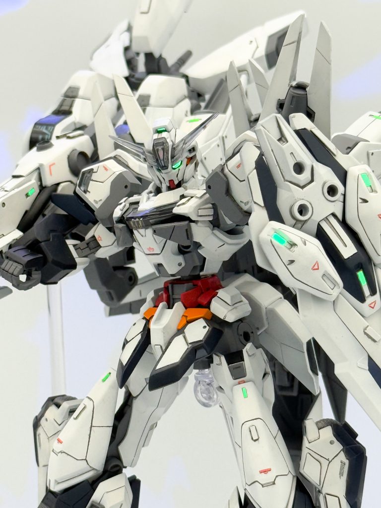 ▲塗装についてキャリバーンのイメージからホワイトをメインに、アーマー部分はプリズムブルーブラック、赤とオレンジは最小限の差し色にしました。カラフルに発光するキャリバーンに憧れていたのですが、今回はそこまで盛り込む事が出来ず、いつものビコーン!のみです。