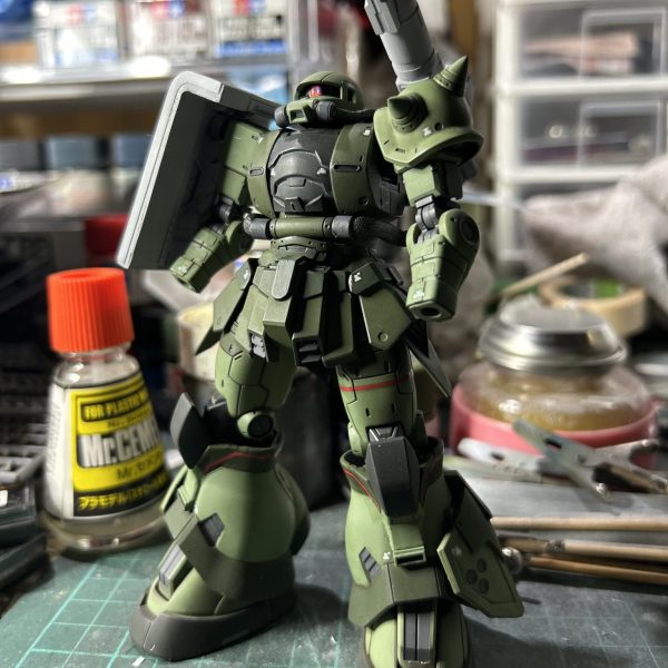 やっぱり、ザクはいい(zaku-kao2)と言う訳で、地上高機動ザク(サザンクロス)のサポート機を製作中。部隊が展開する上で、ほとんどの作戦では、バックアップ部隊やサポート部隊が必要❗️ と思う。多分。ガンダムの世界観ではどうなのでしょう❓現実で、過去の軍事作戦史を読むとそう書いてある(zaku-kao4)ザク本体が程よく出来てきたのと、製作中を出した事がなかったので、カキコしますー。今回は、サザンクロスのサポート機なので、高機動機を改造です。シールドは横幅2倍の大きさに。中間距離援護用に実弾式キャノンを装備。動力パイプはメッシュ式に変更。胸部装甲をザクⅠタイプに変更。初期のタイプはコックピット付近は防御力重視のはず。だと思う。膝回りも通常タイプに変更。バックパックはちょっとだけ強化タイプへ。まだ、手も付いてないし、手持ち武装も無いけど、もう少しで完成なりー(zaku-kao5)（1枚目）