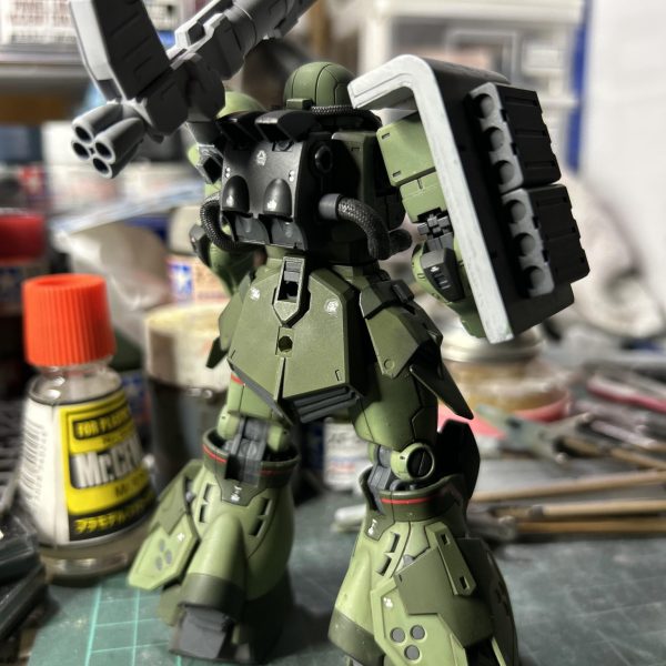 やっぱり、ザクはいい(zaku-kao2)と言う訳で、地上高機動ザク(サザンクロス)のサポート機を製作中。部隊が展開する上で、ほとんどの作戦では、バックアップ部隊やサポート部隊が必要❗️ と思う。多分。ガンダムの世界観ではどうなのでしょう❓現実で、過去の軍事作戦史を読むとそう書いてある(zaku-kao4)ザク本体が程よく出来てきたのと、製作中を出した事がなかったので、カキコしますー。今回は、サザンクロスのサポート機なので、高機動機を改造です。シールドは横幅2倍の大きさに。中間距離援護用に実弾式キャノンを装備。動力パイプはメッシュ式に変更。胸部装甲をザクⅠタイプに変更。初期のタイプはコックピット付近は防御力重視のはず。だと思う。膝回りも通常タイプに変更。バックパックはちょっとだけ強化タイプへ。まだ、手も付いてないし、手持ち武装も無いけど、もう少しで完成なりー(zaku-kao5)（2枚目）