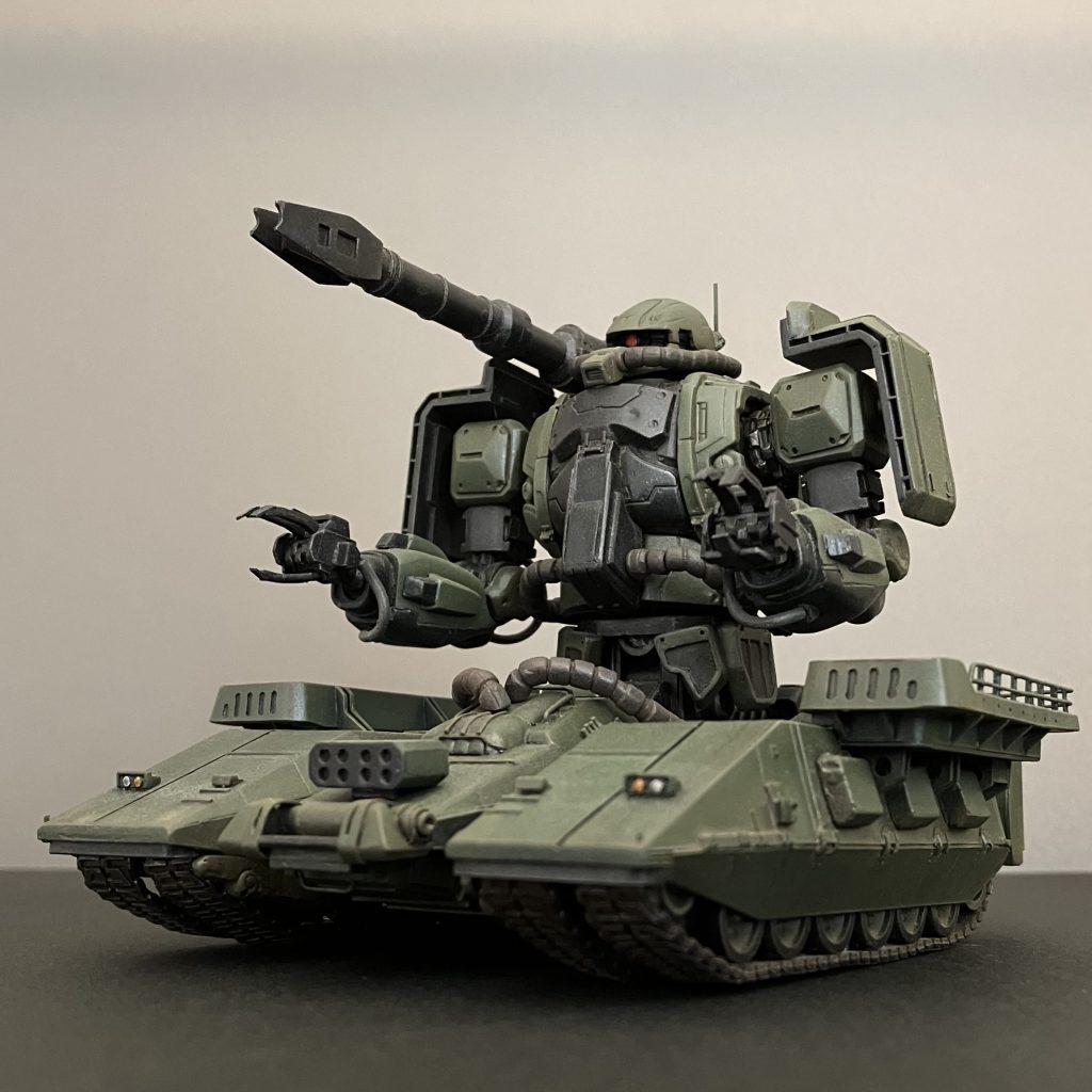 ザクの腰から上は、キットの入手が困難且つ、上半身だけ使用ですのでソラリザクをUVレジンにてコピー。肩、二の腕はF2ザクのものを加工。肩キャノンはHGボールのものを加工。マゼラベース作成は旧キットマゼラアタックとザクタンクの転輪、履帯、シャシの一部を使用。ヘッドライト等は既存作のEXマゼラアタックから外せるモノをレジンにてコピー。その他スクラッチになります。胴体部のディテールに合わすべくコチラもEXマゼラを参考に作成。じゃあ最初からEXマゼラを使えばイイのにと思われるかもですが、カットして延長などとなると、ディテールの辻褄が合わなくなるのではと想像できますし、更地から始める方が楽ですので。フェンダーから覗く転輪の見せ方、マゼラのエッヂの効いた雰囲気に拘ってみました。