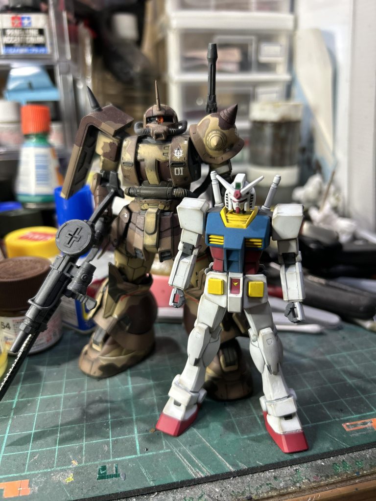 1/144ザクとの対比です。やっぱりちっさいですねー(gundam-kao6)