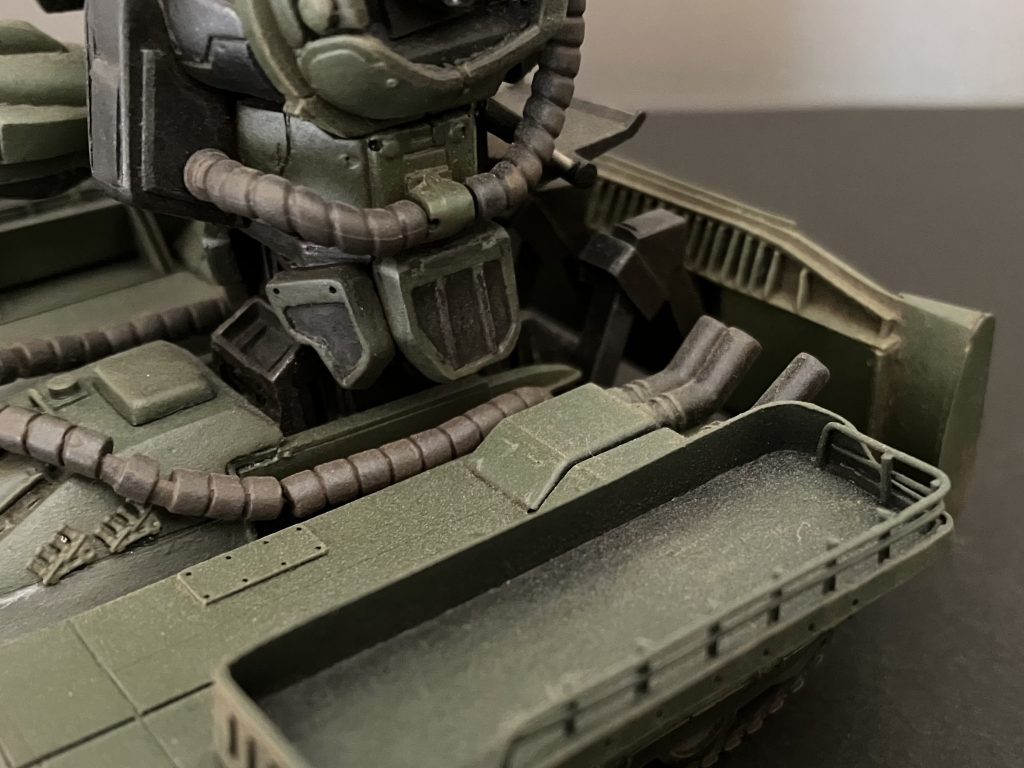 ドーザー板裏はブルドーザー画像を参考に作成。