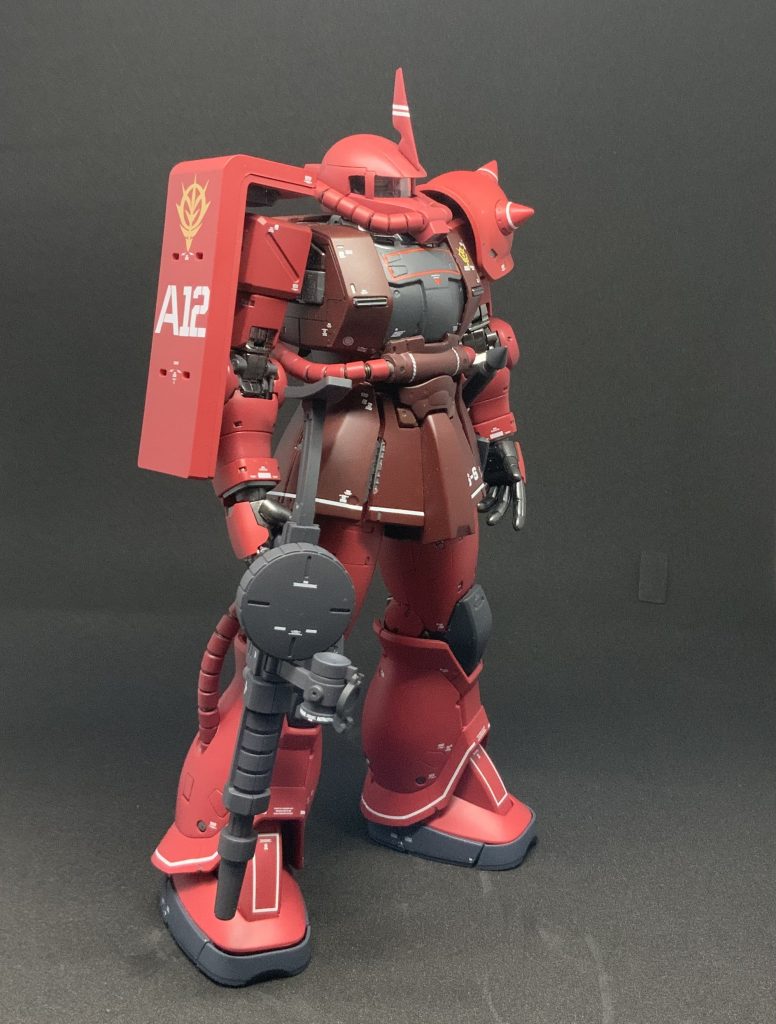 頭部のメインモノアイ部のカバーはセリアで購入のソフトビニールのカードケースを加工