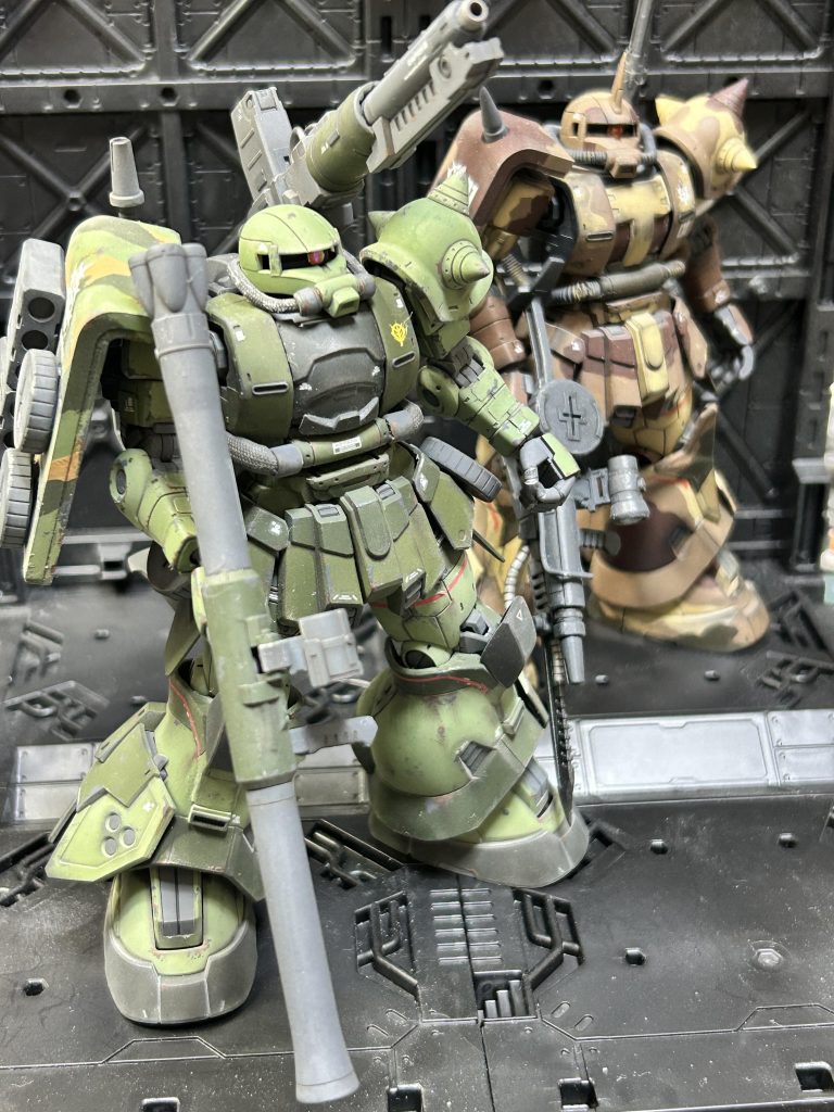 隊長機とのショット。胸部装甲を旧ザク式に、膝アーマーは通常タイプへ、動力パイプはメッシュに。