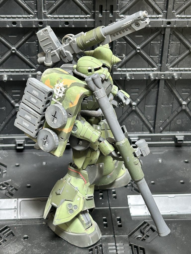 ライトが明るすぎて、汚しが消えてしまってますなー💦サポート機なので、補給弾薬を装備。ショルダーキャノン装備。サザンクロス正式隊員じゃ無いので、マークの星は全て白(zaku-kao5)