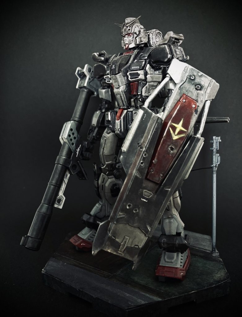 シールドは劇中を参考に、はんだごて でダメージに仕上げて、リアルにウェザリングしてます。