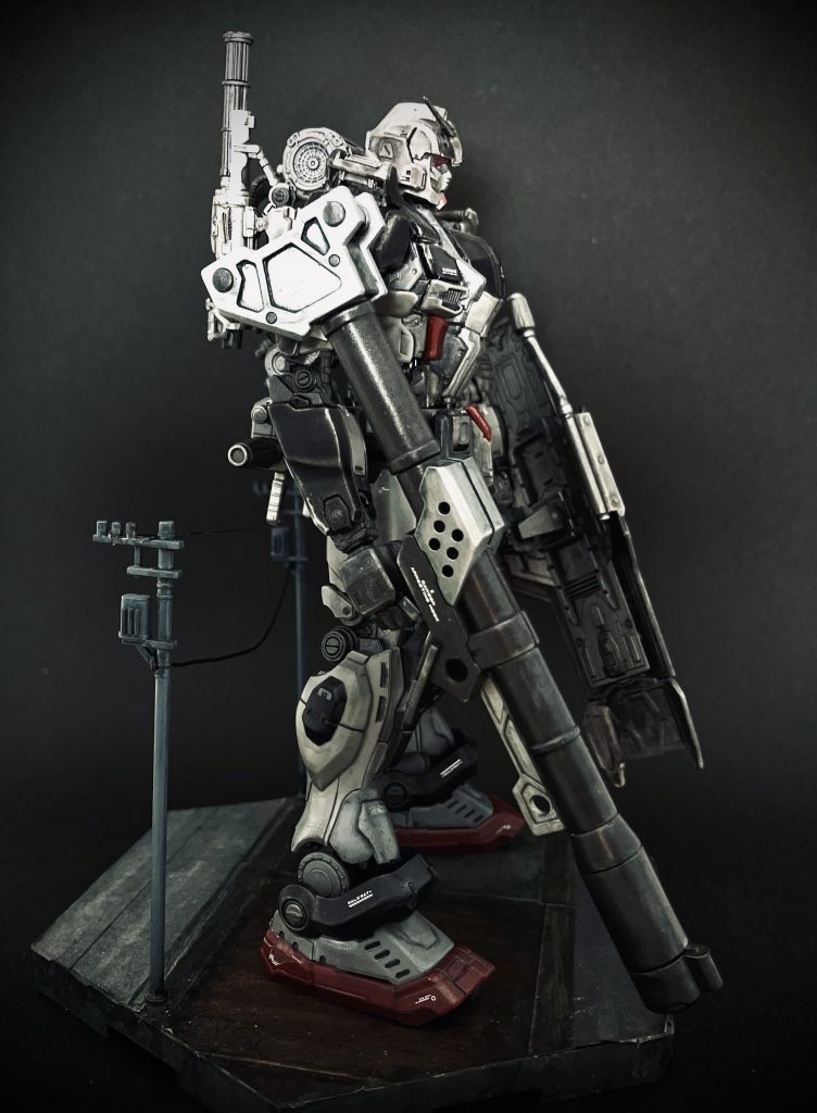 AパーツはPS素材がもろいため、直接エナメル塗料で塗ると割れます。(Dパーツは多少かたいです。ランナーですが片手でパキパキ割れました▶️https://youtube.com/shorts/tW4Ktlc6cJU?si=XQnWsINjlB8D_Shg意見具申しますw 割れやすいならディテール溶けやすいもあるので、背中のマガジンなどは、スミ入れは一切行ってません。そういう塗り方をしました。