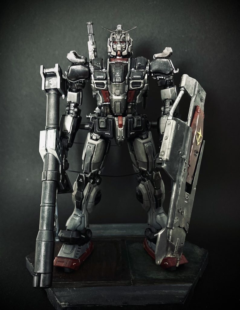 ふともも上下、裾カバーを短く切断して、本来のガンダムスタイルに近づけてます。