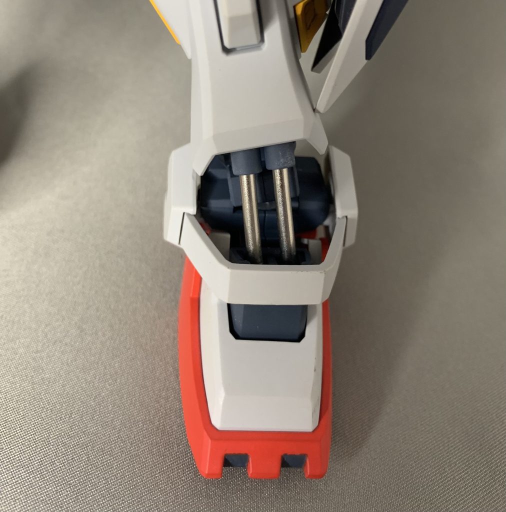 キットの軸にメッキパイプをかぶせ、太い方のパーツの内側を削って調整。