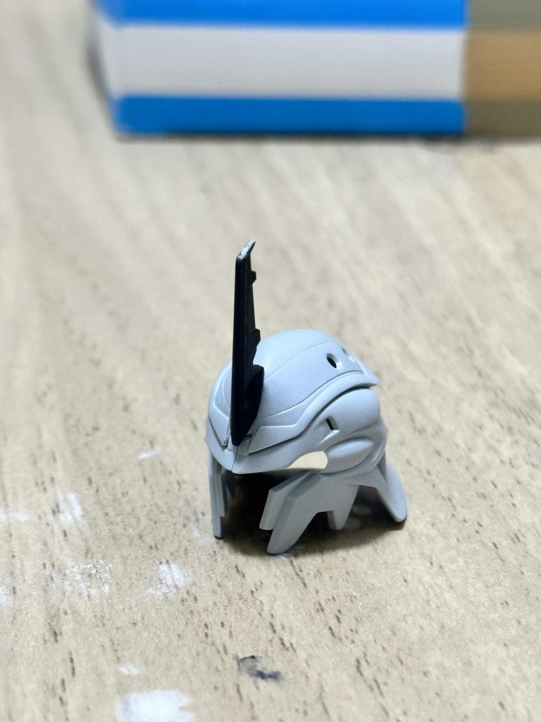 最初は角つけるつもり無かったんですが額パーツ無くしまして…角のビルドパーツつけて後、額部分にはなんかのガンダムの余剰パーツの額部分を削って調整して差し込み