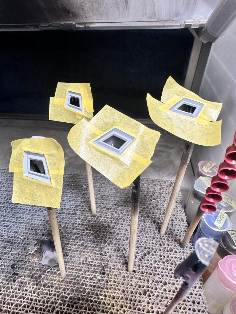 周りをマスキングして(写真の状態)からシルバー吹く→真中をマスキング→パールレッド→全て剥がして今度は塗り分けたところを隠して縁を塗装。クソ面倒でした(￣▽￣;)