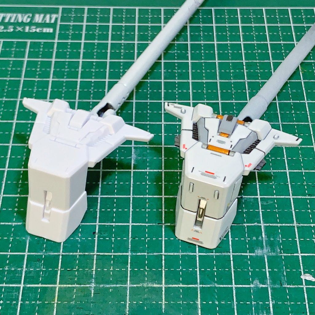 胸部パーツは、プラ板追加で情報量をアップ。胸部上面のシリンダー部分（カッパー色）は、ダイソーのマスキングテープを貼り付け。