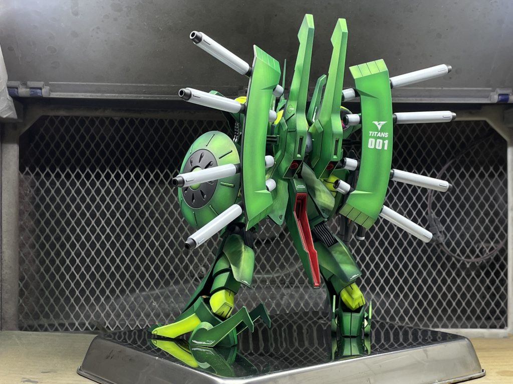 グリーン部分の塗装は黒下地にスターブライトシルバーその上に蛍光イエローグリーン＋クリアホワイトを混ぜて塗りました