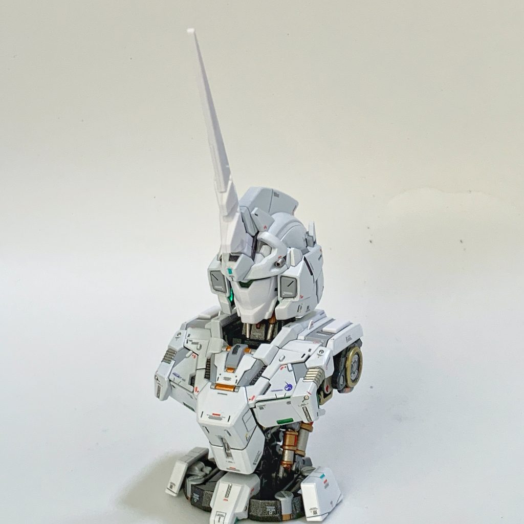 頭部の組み換えが面倒ですが、ユニコーンモードの写真も…（アンテナ、フェイス部分は未塗装です）サイコフレームが見えていないユニコーンモードでも、白を基調としつつ情報量が不足しない・過剰になり過ぎないバランスを意識してみました。ユニコーンガンダムは各グレードのガンプラとも赤いデカールがとにかく多いという個人的なイメージがありますが、今回はグリーンのサイコフレームがメインの最終決戦Ver.ということもあり、赤いデカールはポイントを絞って使用しています。
