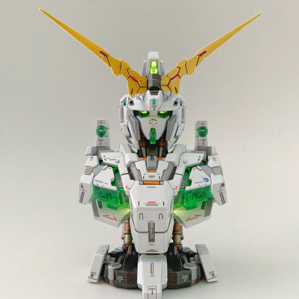 モビルスーツの緻密な造形を楽しむ胸像モデル「メカニカルバスト」の「DX弾」としてリリースされたユニコーンガンダム。ラインナップの「ユニコーンガンダム 外装（ユニコーンモード）」、「ユニコーンガンダム 外装（デストロイモード）」、「内部メカ（ルミナスユニット同梱）」の3種を揃えることができたので、「デストロイモードグリーンフレームver.」を食玩匠機ラインとして製作しました。通常仕様の赤いデストロイモードと最終決戦Ver.のどちらにするか迷いましたが、トサカやツインアイと合わせたグリーンのクリアパーツで統一する最終決戦Ver.を選択。