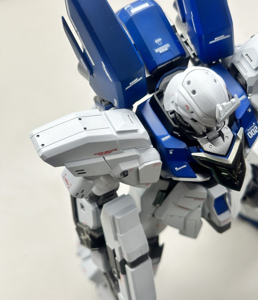 肩にはスジボリと丸モールドビルドパーツのダクトパーツをくっつけ。