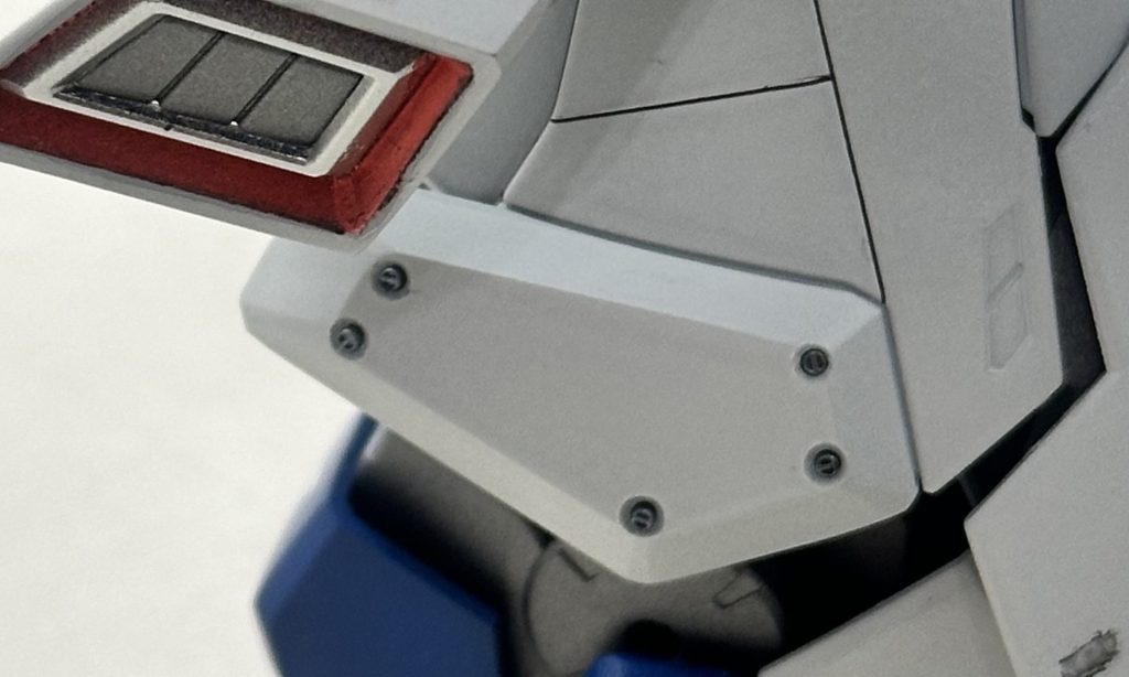 あすぱら模型さんの1mmスポッターディテールを1mm穴あけて入れてます。しかし分かりづらい…メッキ塗装済