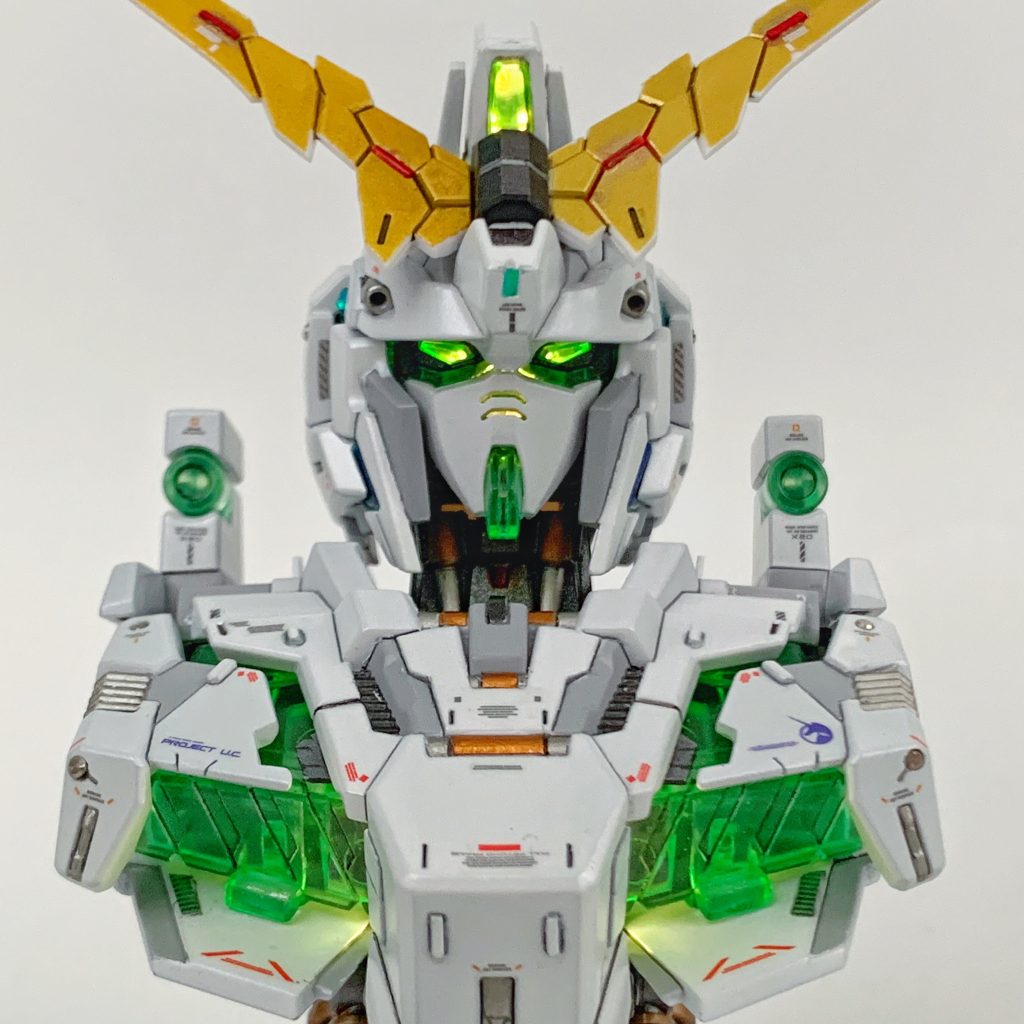 ルミナスユニットは頭部と胸部の2つが付属。頭部はトサカのカメラユニットだけ強く光る感じだったので、内部ユニットに穴を開けてツインアイや顎にも光が届くように改修。胸部もサイドグローの光ファイバーを使って全体的に光るように改修したかったものの、妙案が見つからず素材準拠で…ただ、素材そのままだと胸部前面から思い切り光が漏れるため、裏側を暗色で塗装して光漏れを防いでいます（トサカも同様に光漏れ塗装済）。