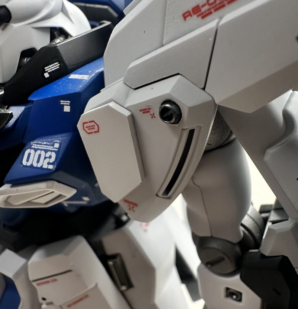 肩はプラ板で厚み持たせてディテールぽく端に丸い凹モールドからコトブキヤのMSGパーツの丸ノズルメッキ塗装済