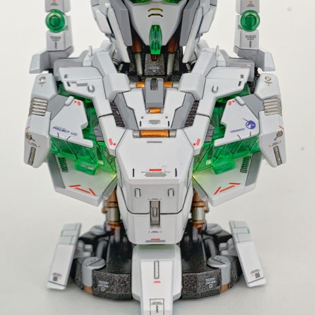 改修は、0.15mmのタガネで全体的にモールドを彫り直し＋一部モールドを追加。くどくならない程度にプラ板を追加してディテールアップしつつ、左右に展開する胸部上面の装甲を一部切削＋切削部分の受けを追加して情報量を増やしています。