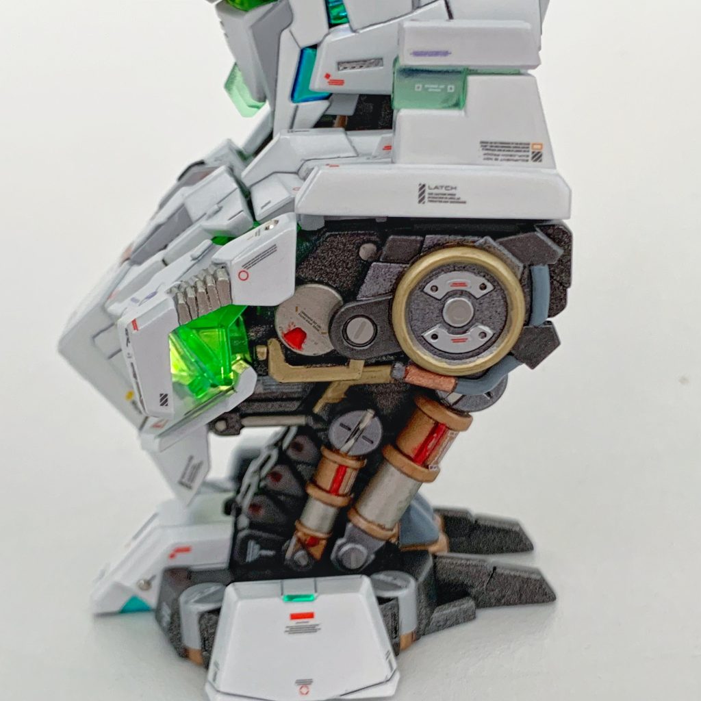 内部フレームは、外装パーツを装着しても見える部分だけ塗装。