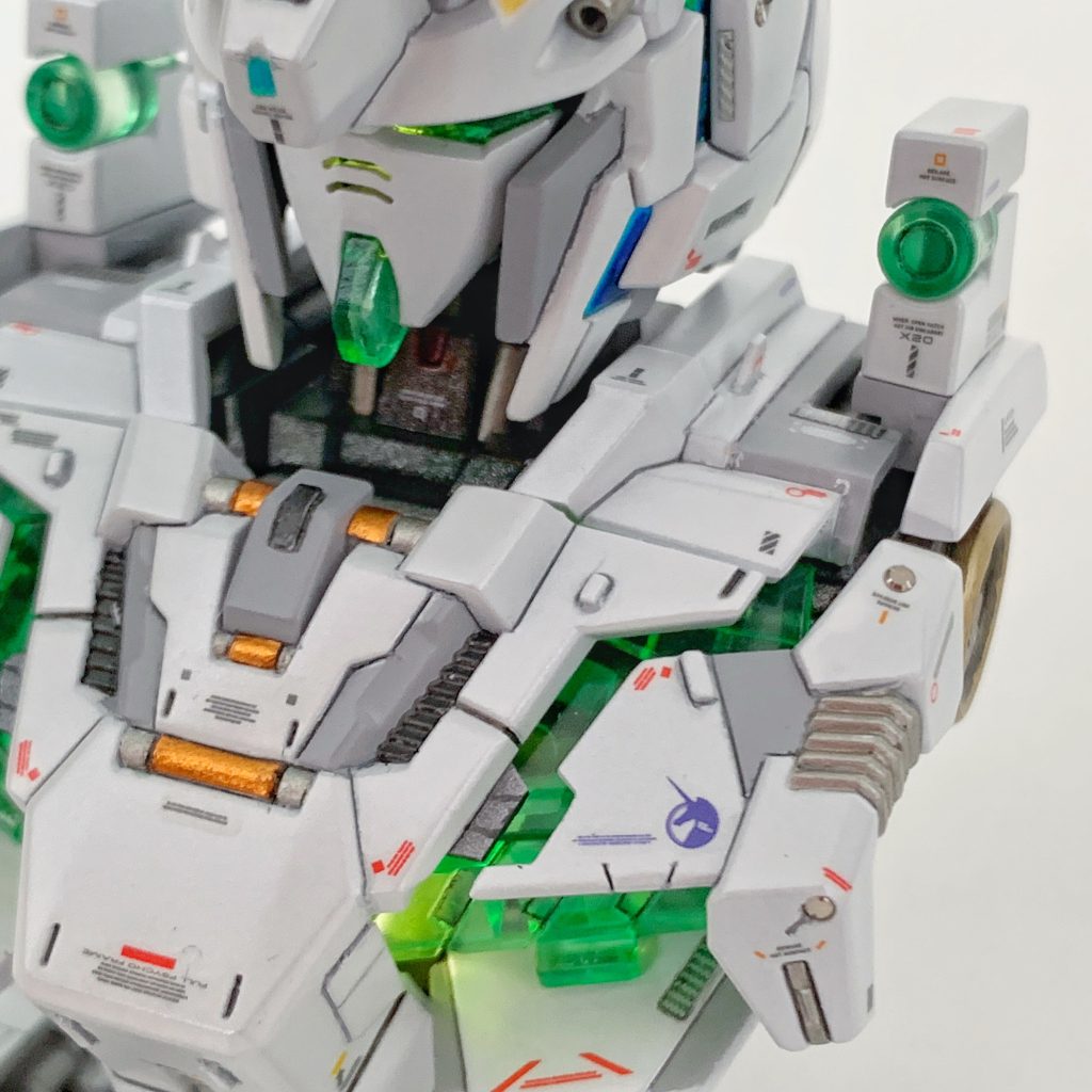 素材そのままでは肩上部のパーツはユニコーンモードとデストロイモードで共用のため、胸部上面の装甲と同様の展開を表現できるように切り離して改修。ユニコーンモードとデストロイモードで使いまわしができるよう、ダイソーのマグネットタックピースで両モードの位置に固定できるようにしています。