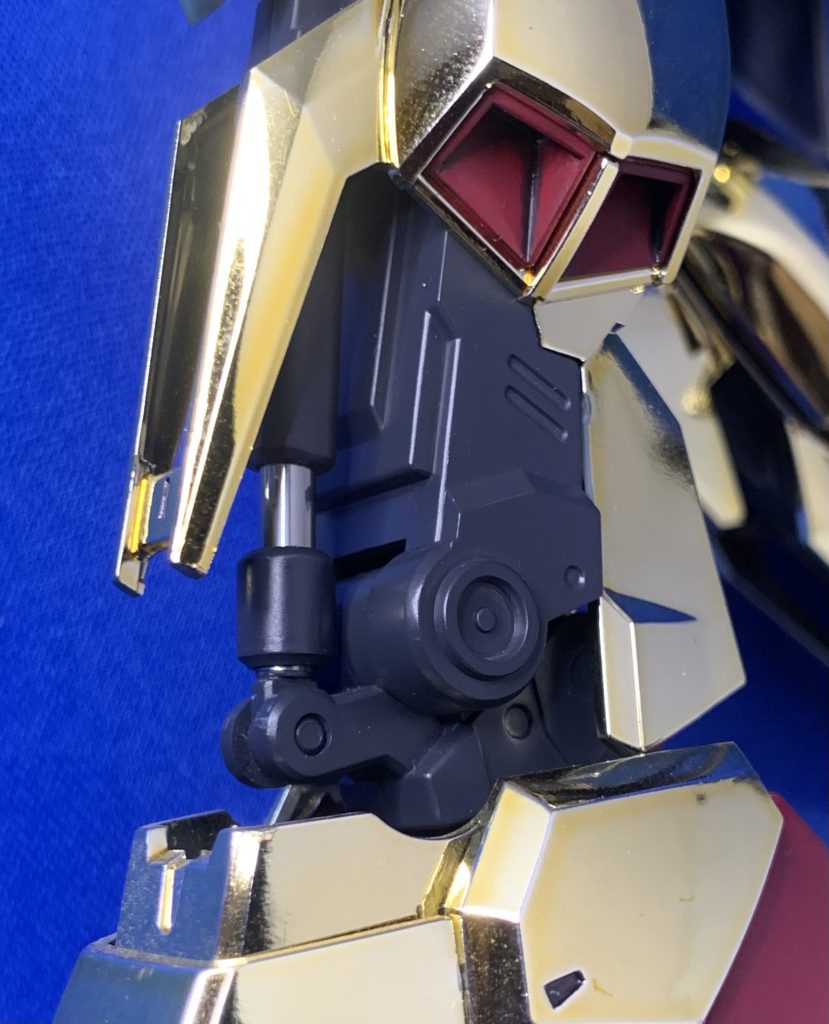 すねのシリンダーにはミラーフィニッシュを貼りつけ。