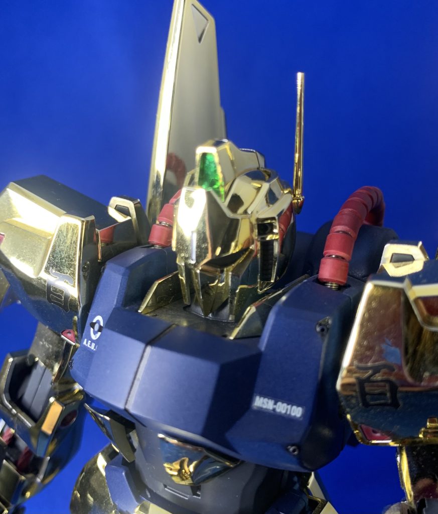 ライフルを含む各部の動力パイプはブラスパイプMAXに置き換え。胸のアポジモーターは穴をあけて真鍮パイプを差し込み。センサー部分は当時は緑で塗装していましたが、投稿にあたってラピーテープにアップデート。ビームライフルの先端もサーベルエフェクトを付けられる様に2.0mm穴へ加工。