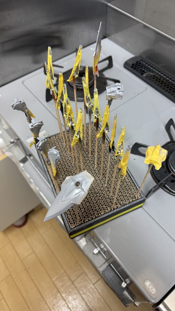 グレサフ吹いた乾燥中になります。細かい塗装で目がシパシパしました( ;∀;)