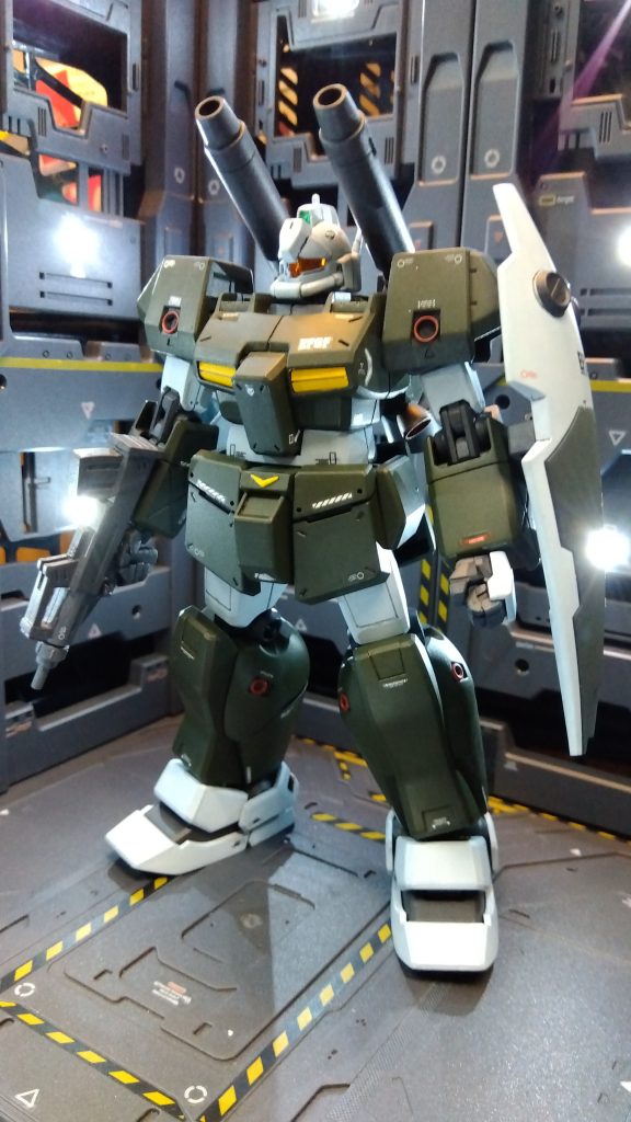 正面　アーマーで着膨れのイメージだったのですが以外とシュッとしてる。マシンガンが合うと思い装備。