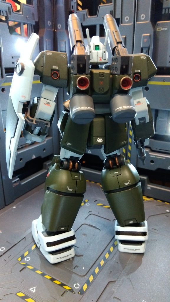 背面　脹脛がセクシー（笑）リアアーマーも可動するとは驚きました。