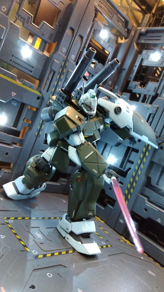 抜刀からの袈裟斬り。あまりビームサーベル使用のイメージがないです。