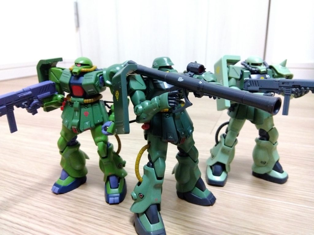 後期生産タイプのザクと共に。右はF2、左はFZ。