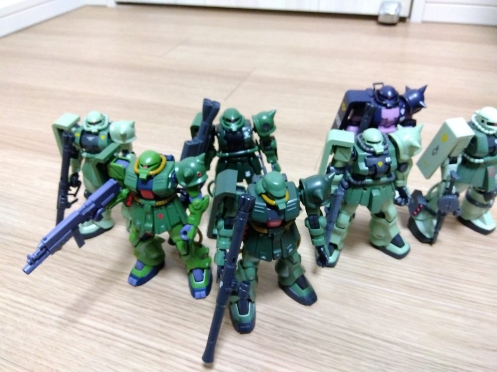 左からHGUCリバイブ版、FZ、C-6、中央にFZ(Bタイプ)、F2、三連星用06R、旧HGUC。