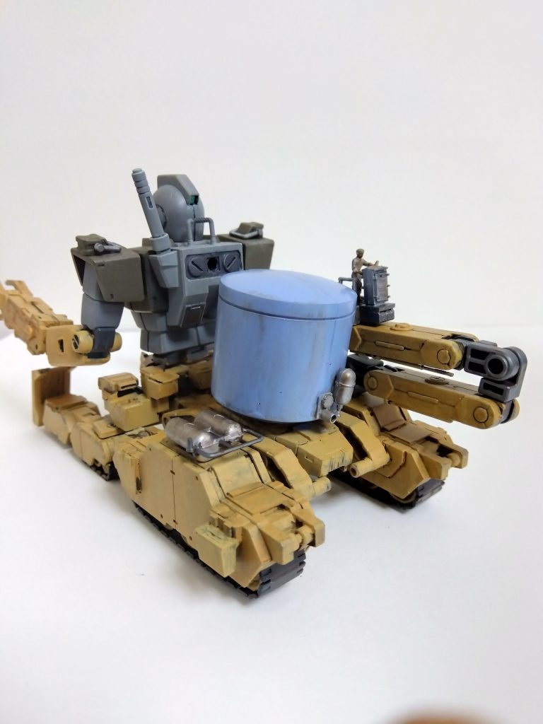 背面図。タンクはウェーブのパーツを、ビークル各所の3mm穴はプラ板やジャンクパーツで塞ぎました。