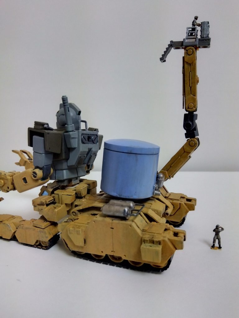 クレーンはバトルアームアームズを、ゴンドラ部分は鉄道模型のパーツを使用しています。塗装は、ジム部分は以前行ったスプレー塗装のままで、下腕部と車両パーツ部分はファレホの筆塗りの後にウェザリングマスターで汚しました。