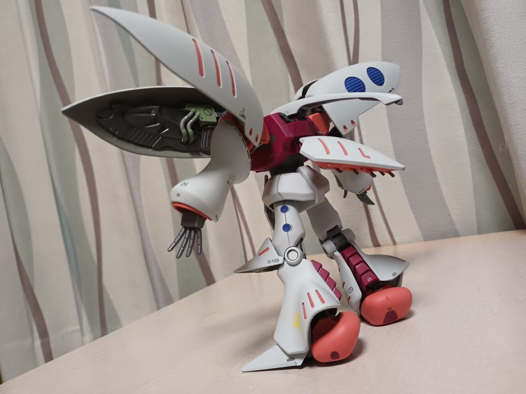 ピンクと紫のところにはあえてシャアピンクとシャアレッドを使ってます(ハマーン様の乙女心ということで)。デカールは控えめですが、永野版の文字を入れたかったので、社外デカールを使ってます。あと何かでゼロ戦がモチーフとか読んだ記憶があるので、わかりにくいですがバインダー裏の配線基部のところ、袖内側、ビームサーベルを明灰緑色にしています。