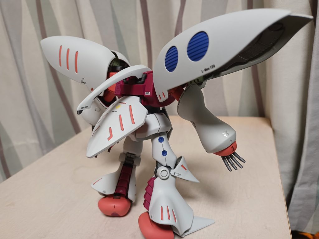 継ぎ目消しがちょっと面倒なキットでした。かかとはせっかくパーツが色別になってるのに、継ぎ目を消すには挟み込んで接着が必要です。塗分けは面倒なので、紫のパーツは表に露出するとことを切り飛ばして、塗装後に再接着してしています。