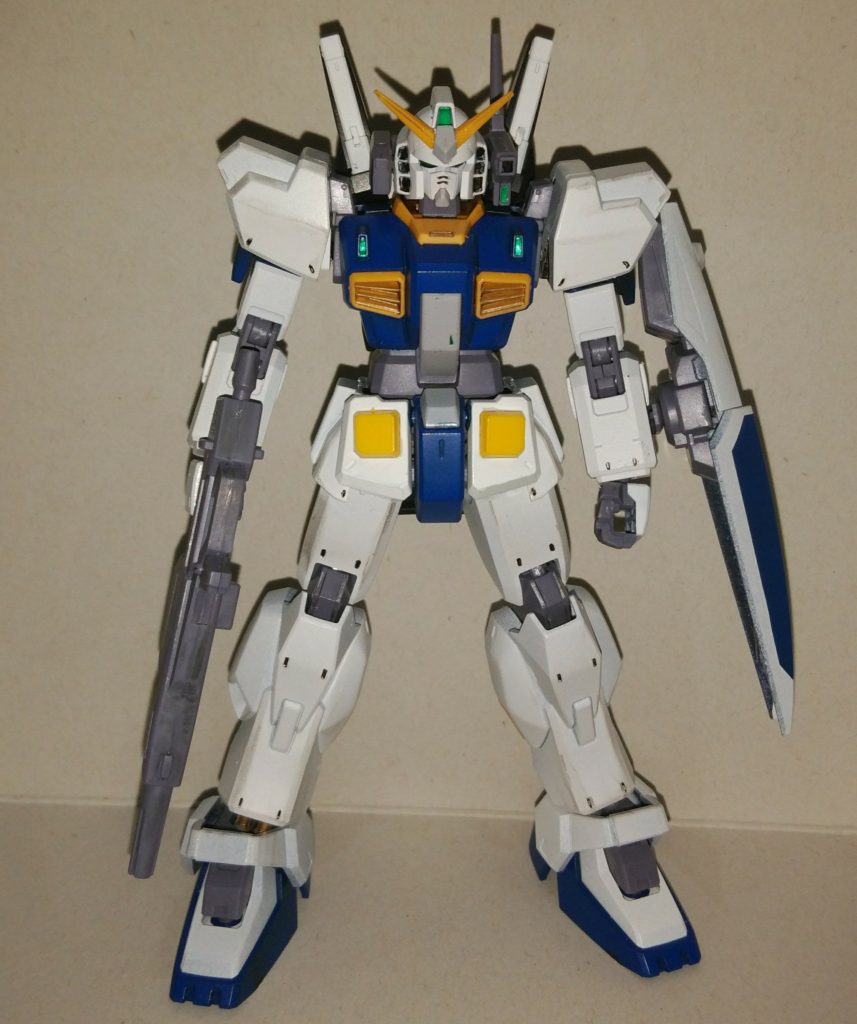 配色に迷走していた頃の状態です。腰前面のアーマーを溶かしてしまい、これはいかんと思い改造を始めました。