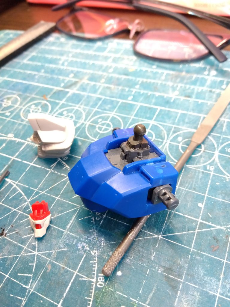 首の延長。  あと左肩のパーツは塗装の邪魔なのでいったん切りました。