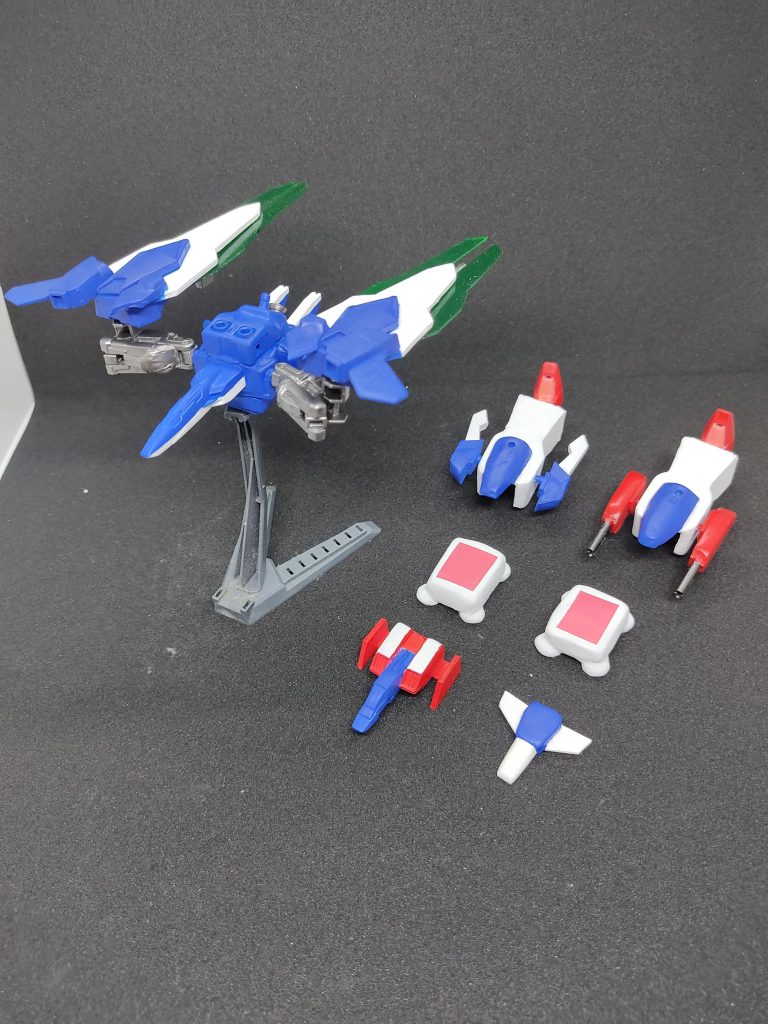 支援機のアイドラグーン。左からアイスプレンダー(悟空インパルス)、アイファイター(劉備ガンダム)、アイホバー(エレン・ロシュフィル)、アイダブルバレット、アイストライダー(アセム・アスノ)、アイリペアIV(グラハム・エーカー)。( )内のキャラの声優さんは、ガンダム作品以外で高橋李依さんと共演しています。